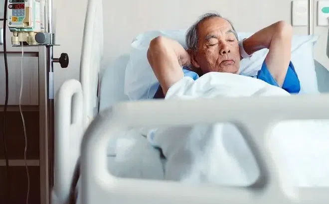 Nằm trên giường bệnh, ông lão 75 tuổi nhận ra 3 người quan trọng nhất cuộc đời