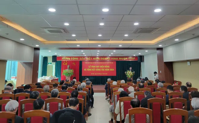 Đảng ủy cơ quan LHHVN trao huy hiệu Đảng, tổng kết công tác năm 2024