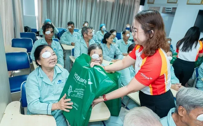 HDBank tặng kinh phí 1.000 ca phẫu thuật mắt cho Hội Bảo trợ Bệnh nhân nghèo TPHCM