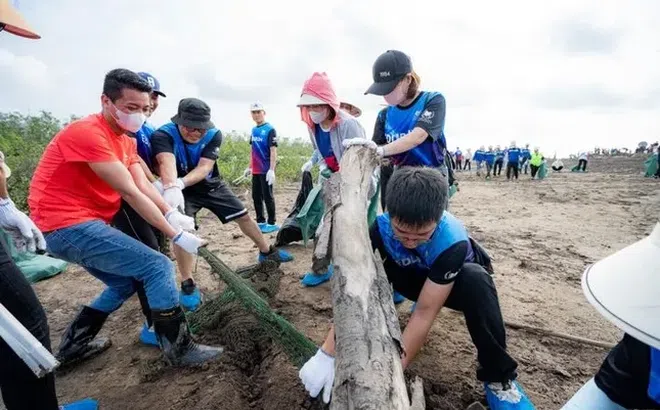 Gần 10.000 người Vingroup và tình nguyện viên ra quân làm sạch bờ biển tại 28 tỉnh, thành phố