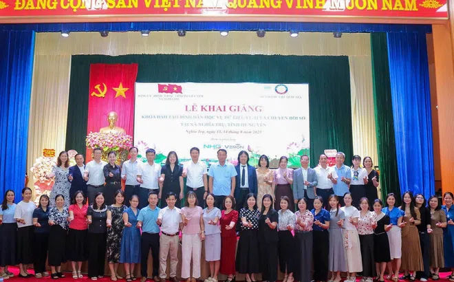 Nguyễn Hoàng đồng hành phong trào "bình dân học vụ dữ liệu"