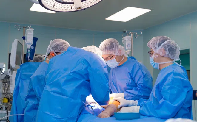 Bước tiến y học: Bệnh nhi 12 tuổi đầu tiên tại Việt Nam được thay khớp háng toàn phần