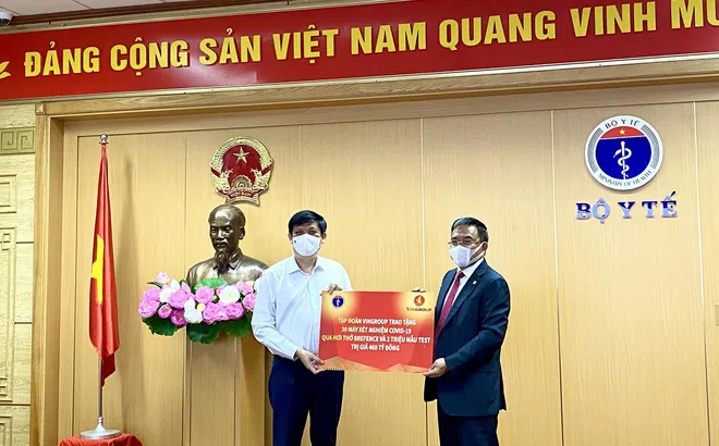 Vingroup trao tặng 30 máy xét nghiệm Covid-19 qua hơi thở và 2 triệu mẫu test, tổng trị giá hơn 460 tỷ đồng