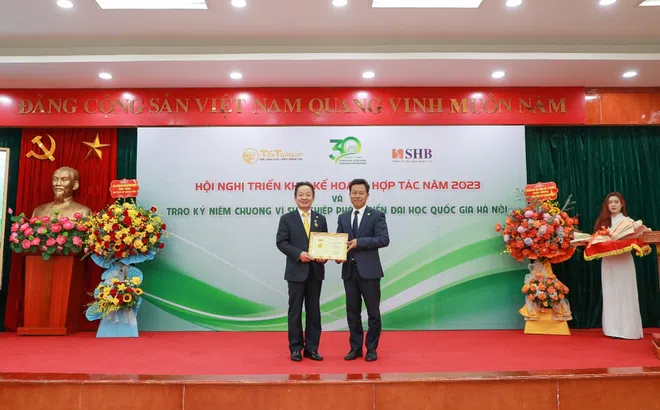 Doanh nhân Đỗ Quang Hiển nhận kỷ niệm chương vì sự nghiệp phát triển Đại học Quốc gia Hà Nội