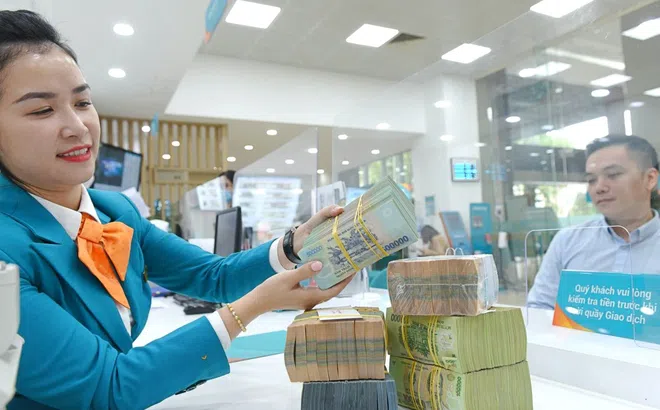 Bất chấp lãi suất giảm, tiền người dân gửi vào ngân hàng vẫn cao kỷ lục