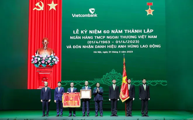 Đảng lãnh đạo xây dựng văn hóa và chuyển đổi số trong chiến lược phát triển Vietcombank trở thành Ngân hàng số 1 Việt Nam