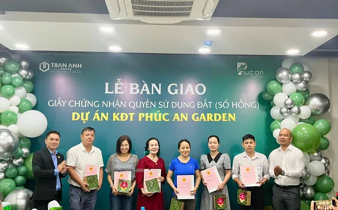 Khách hàng mua dự án Phúc An Garden vui mừng khi được nhận sổ đỏ từ Tran Anh Group