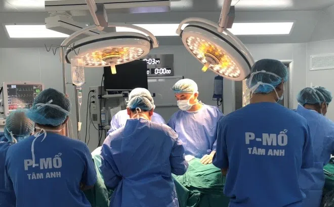 Bệnh viện Đa Khoa Tâm Anh mổ cấp cứu thành công song thai “tam tai” hiếm gặp