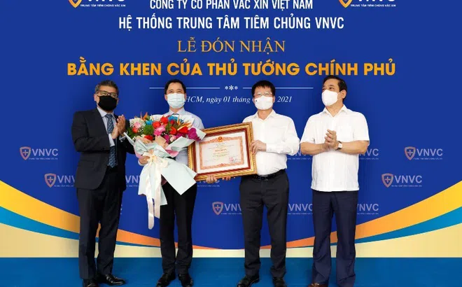 VNVC nhận Bằng khen của Thủ tướng vì nỗ lực mang vắc-xin Covid-19 về Việt Nam