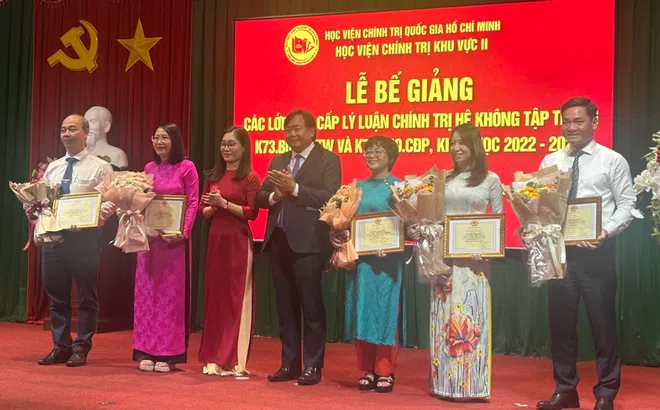 Học viện Chính trị khu vực II trao 116 bằng Cao cấp lý luận chính trị