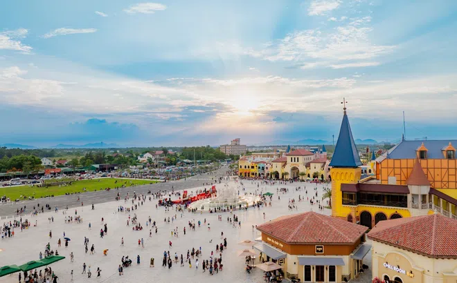 Khu phố thương mại VinWonders Cửa Hội đón đầu lượng khách “khủng”, bùng nổ doanh thu ngày khai trương