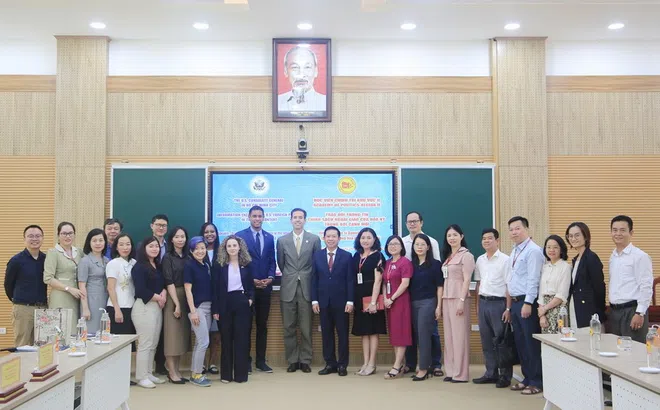 Học viện Chính trị khu vực II cùng Tổng Lãnh sự quán Hoa Kỳ trao đổi thông tin “Chính sách ngoại giao của Hoa Kỳ trong bối cảnh mới”