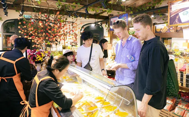 Khách Hàn, Trung đổ bộ về Nha Trang, du lịch và bán lẻ tăng trưởng mạnh mẽ