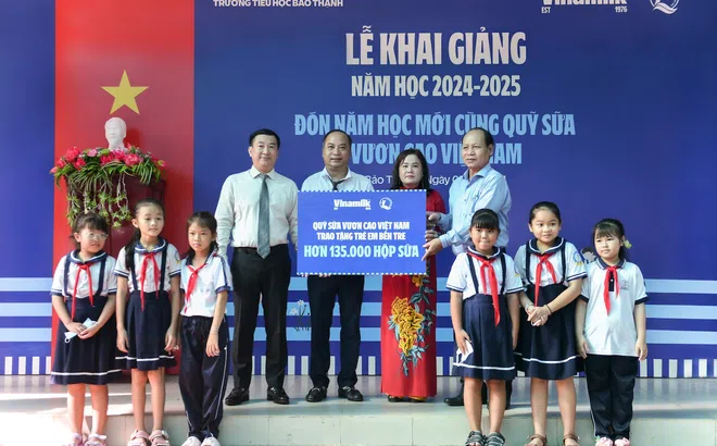 Vinamilk trao tặng gần 200.000 hộp sữa cho trẻ em nhân ngày hội tựu trường