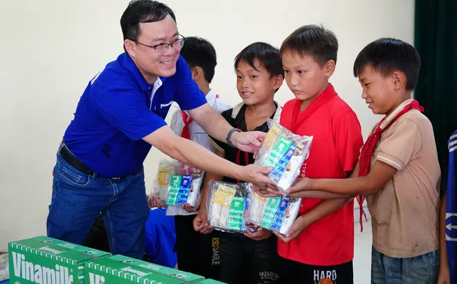 Vinamilk cùng trẻ em vùng khó khăn, sau bão lũ đón trung thu