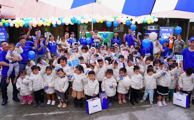 Hộp quà “bí mật” từ Vinamilk” Niềm vui ấm áp cho trẻ em vung cao