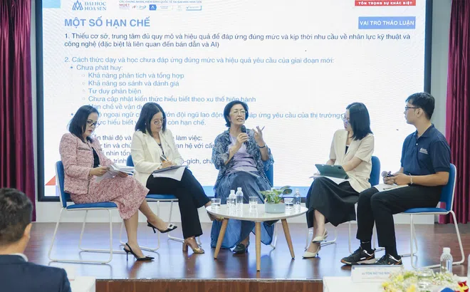 Nhà ngoại giao Tôn Nữ Thị Ninh truyền cảm hứng đến giới trẻ TP.HCM: Kiên định không bao giờ bỏ cuộc, lạc quan là chìa khóa thành công