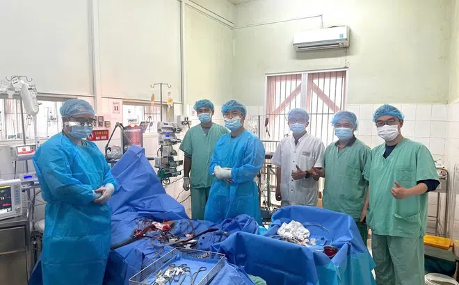 Bé trai 7 tuổi bị viêm cơ tim tối cấp được cứu sống thần kỳ