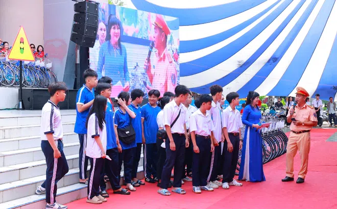 Caravan Báo Pháp Luật Việt Nam lần 3: Hành trình kết nối yêu thương – Lan tỏa văn hóa giao thông học đường