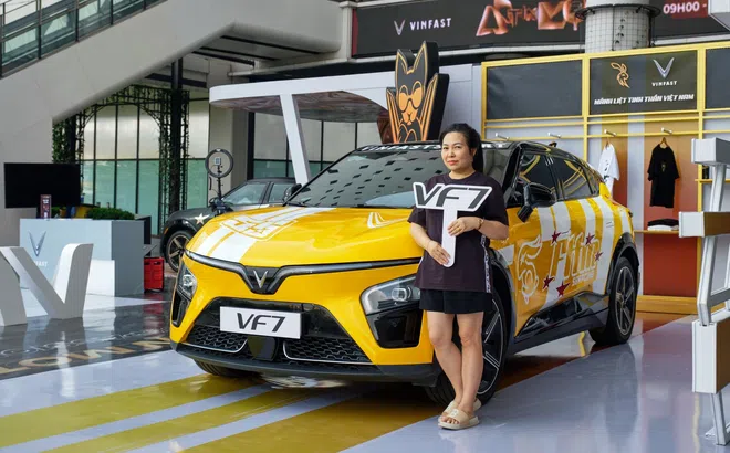 Lái thử VF 7, khách hàng “chốt” mua tặng xe cho con gái