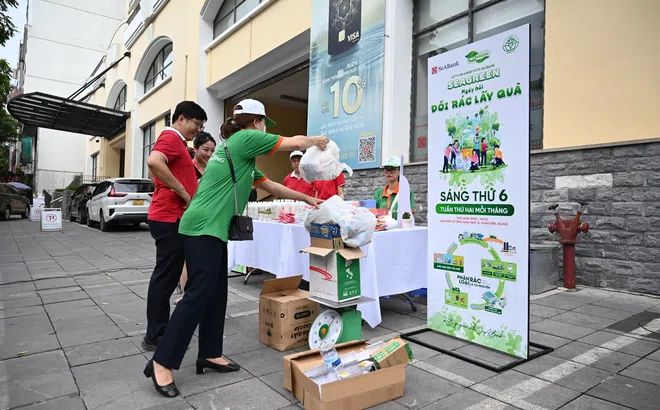 SeABank tổ chức “Ngày hội đổi rác lấy quà” - Lan tỏa lối sống xanh vì Hà Nội sạch đẹp