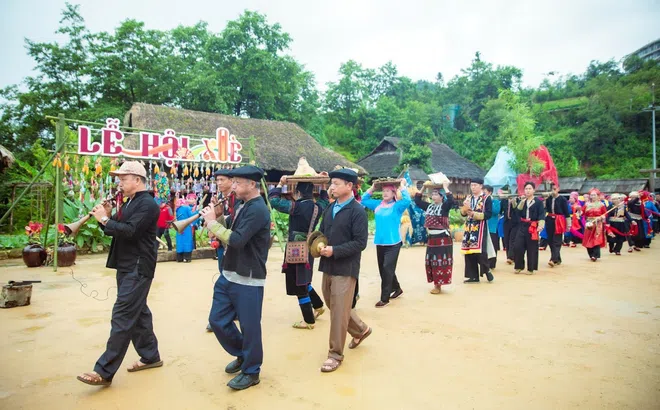 Những lát cắt văn hóa Tây Bắc độc đáo tại Lễ hội Xòe Bản Mây Fansipan