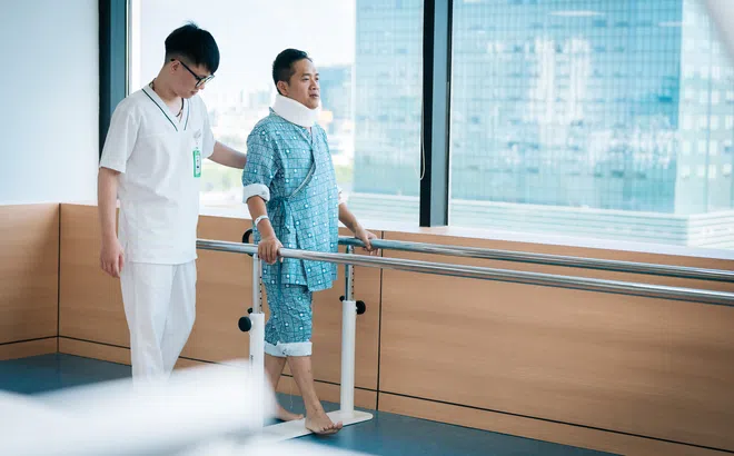 Thoát khỏi nguy cơ liệt tứ chi nhờ phẫu thuật u nội tủy tại Bệnh viện Mặt Trời