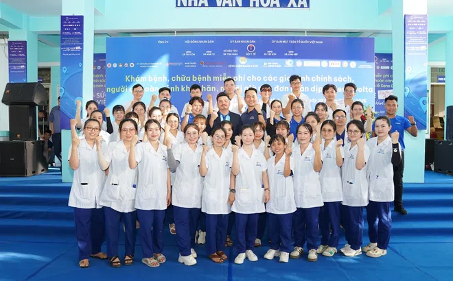 Long Châu khám, cấp phát thuốc miễn phí cho các hoàn cảnh khó khăn tỉnh Vĩnh Long