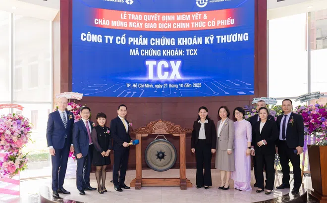 Niêm yết và chính thức giao dịch hơn 2,31 cổ phiếu chứng khoán TCBS (TCX) ngày 21/10