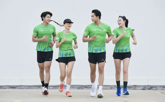 Mở túi race kit 'Thịnh vượng' từ VPBank Hanoi International Marathon 2025