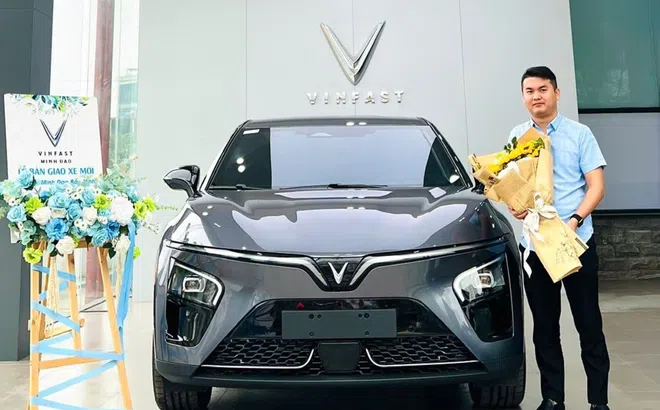Dạy lái bằng VinFast VF 7, chủ xe chia sẻ: “Tiết kiệm 7-8 triệu mỗi tháng so với xe xăng”