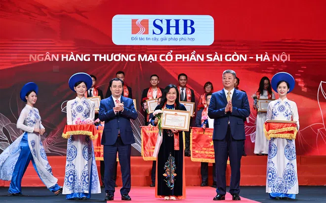 UBND TP. Hà Nội trao tặng Bằng khen cho SHB tại Lễ tôn vinh Doanh nhân, Doanh nghiệp Thăng Long 2025