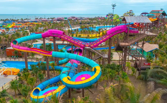 Ngay trong ngày khai trương, Công viên nước Vũng Tàu đón hàng nghìn lượt khách đến vui chơi