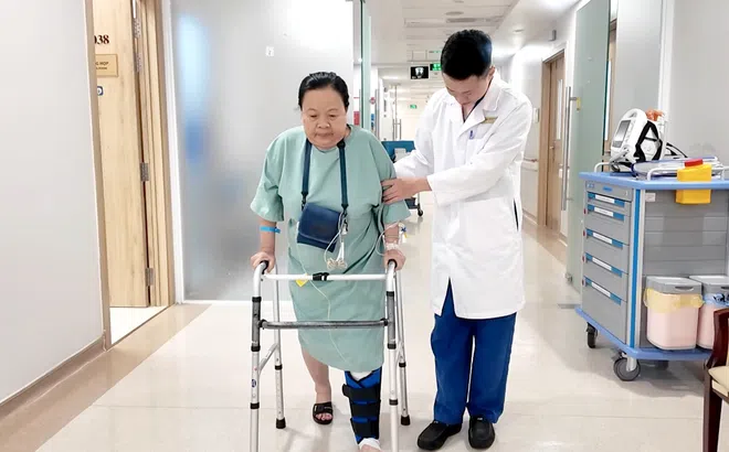 Gần như mất khả năng vận động, bệnh nhân được “hồi sinh” đôi chân nhờ phẫu thuật bằng robot AI tại Vinmec Nha Trang