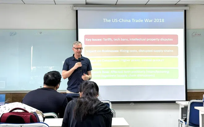 Mô hình đào tạo chuẩn Vương Quốc Anh tại Việt Nam, sinh viên có 1 năm kinh nghiệm làm việc trước khi nhận bằng