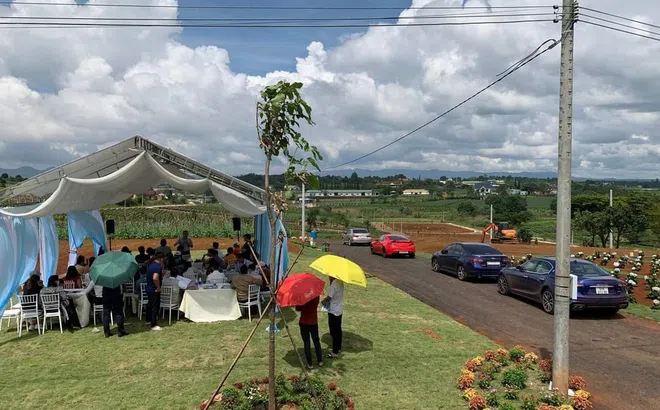 “Sale” bất động sản mệt mỏi đi tìm khách hàng những ngày cuối năm