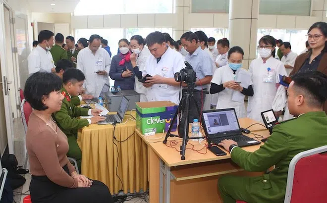 Bệnh viện Trung ương Huế kích hoạt và sử dụng ứng dụng định danh điện tử trong thực hiện thông báo lưu trú