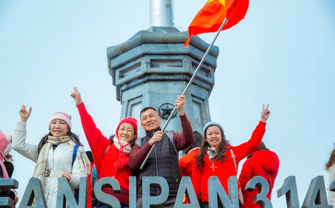 Cầu hôn trên đỉnh Fansipan và muôn kiểu đón năm mới ở Sun World