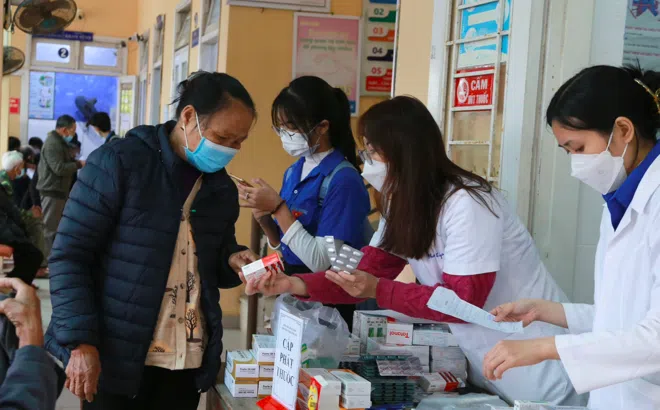 Bệnh viện TW Huế khám bệnh và cấp thuốc miễn phí cho 400 người dân vùng khó khăn