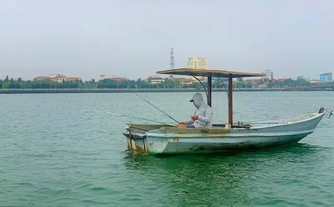 Mưu sinh kết hợp làm du lịch trên sông Nhật Lệ