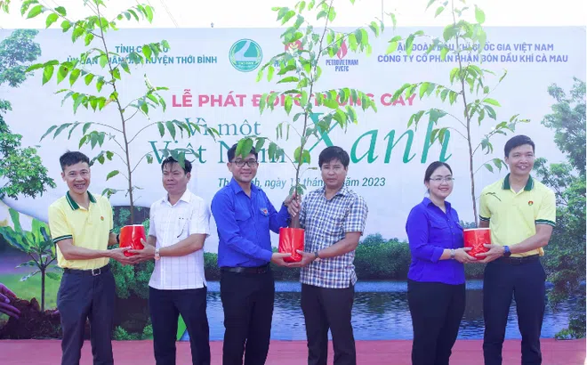 Phân bón Cà Mau nhộn nhịp ra quân trồng cây phủ xanh trong cộng đồng