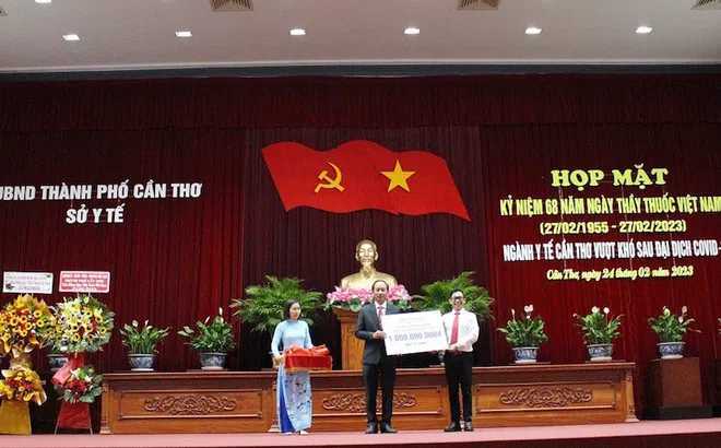 Dược Hậu Giang trao tặng 1 tỷ đồng và đồng hành cùng ngành y tế Cần Thơ