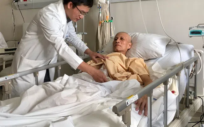 2 tháng giành giật sự sống cho bệnh nhân bị thủng dạ dày, bác sĩ FV còn bay cùng bệnh nhân về Pháp để đảm bảo an toàn
