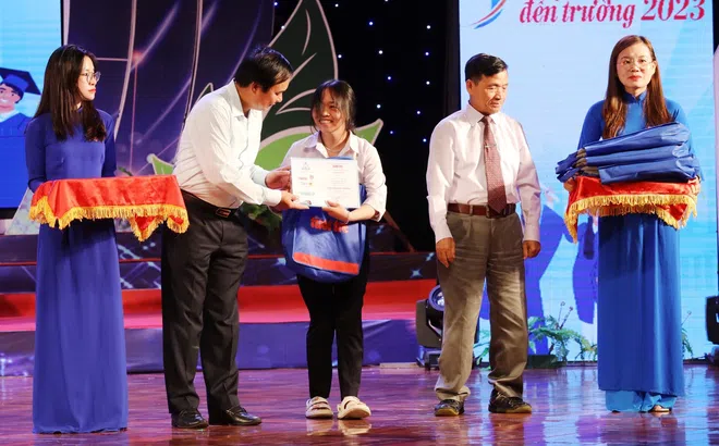 Chương trình giao lưu nghệ thuật “20 năm kết nối quê nhà Quảng Trị” và trao học bổng “Tiếp sức đến trường” năm 2023