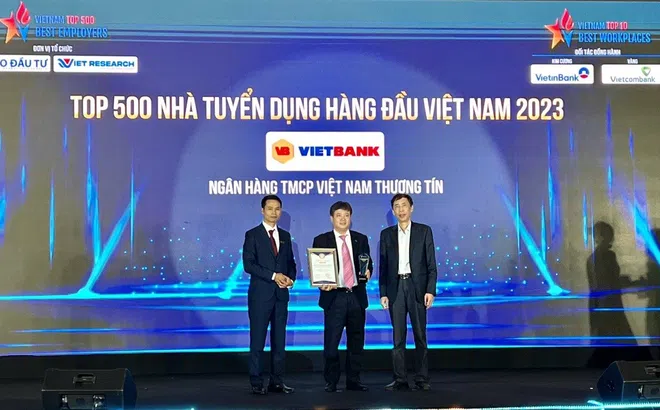 Vietbank nhận cú đúp giải thưởng: Top 100 nhà tuyển dụng hàng đầu Việt Nam và Top 10 nơi làm việc tốt nhất Việt Nam năm 2023