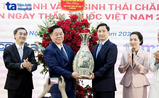 Trưởng ban Tuyên giáo TW và lãnh đạo Bộ Y tế đến thăm Bệnh viện Đa khoa Tâm Anh