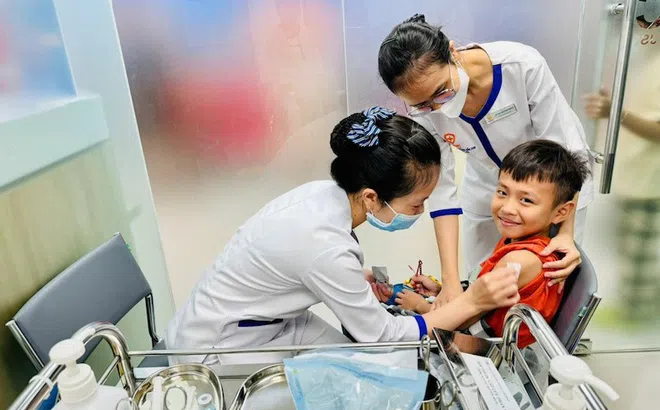 Ngày đầu tăng cường bao phủ vắc xin sởi, VNVC tiêm cho hơn 1200 trẻ em TP HCM