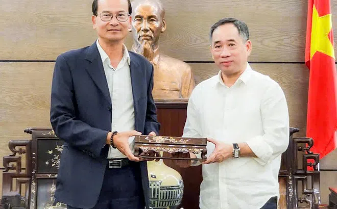 Trung tâm Bảo tồn Di tích Cố đô Huế tiếp nhận 2 kỷ vật của vua Hàm Nghi