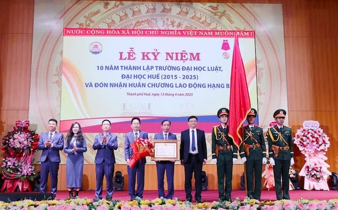 Trường Đại học Luật - Đại học Huế đón nhận Huân chương lao động hạng Ba