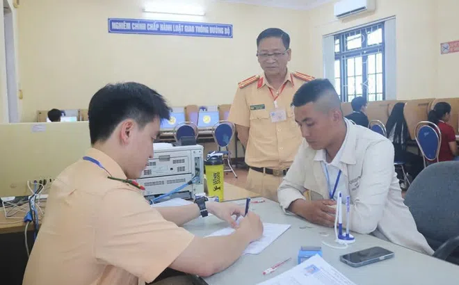 Công an TP Huế lần đầu tổ chức kỳ thi sát hạch và cấp giấy phép lái xe